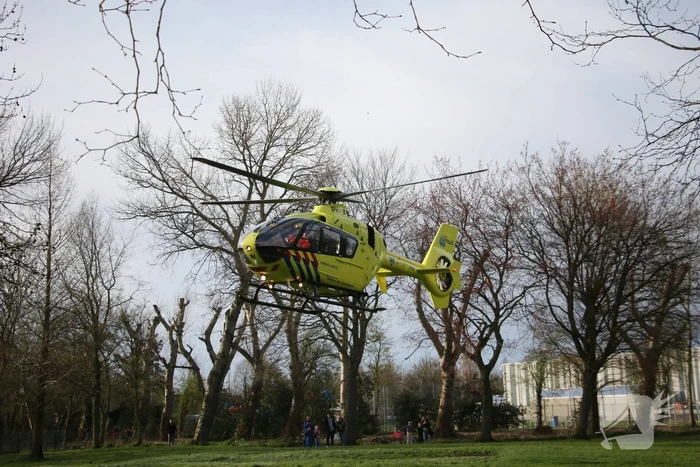 Brandweer en traumateam assisteren bij medische noodsituatie