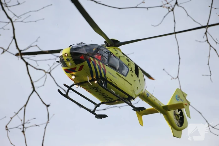 Brandweer en traumateam assisteren bij medische noodsituatie