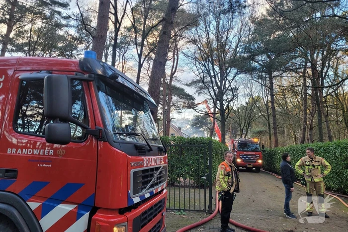 Brandweer blust uitslaande brand in vrijstaande woning