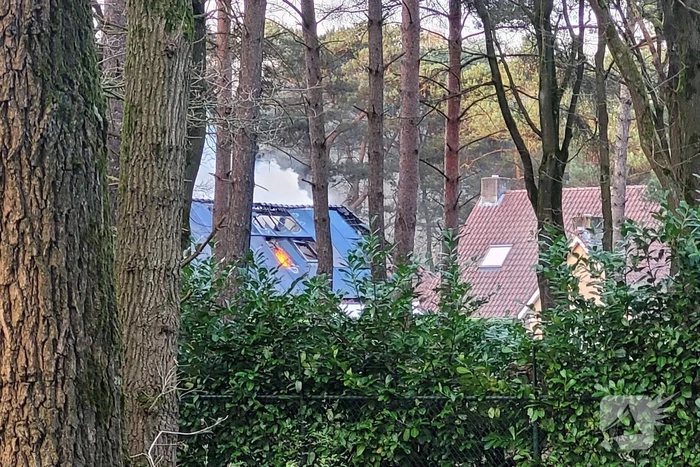 Brandweer blust uitslaande brand in vrijstaande woning