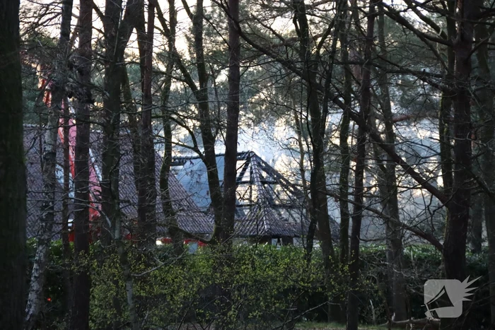 Brandweer blust uitslaande brand in vrijstaande woning