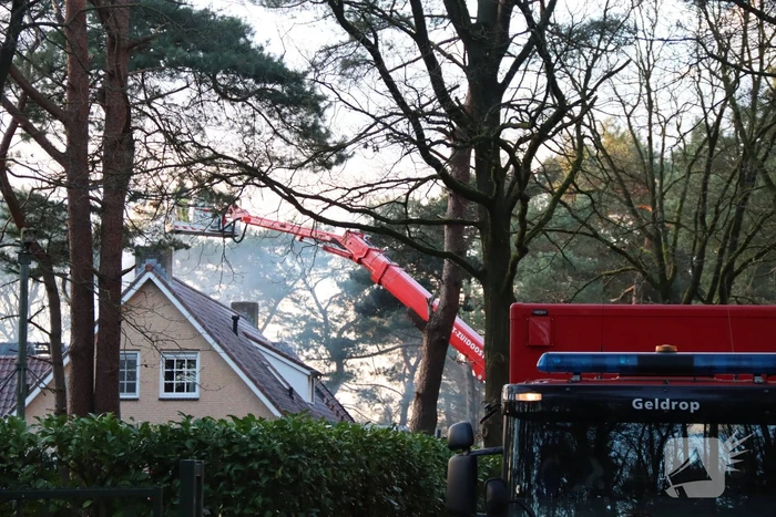 Brandweer blust uitslaande brand in vrijstaande woning