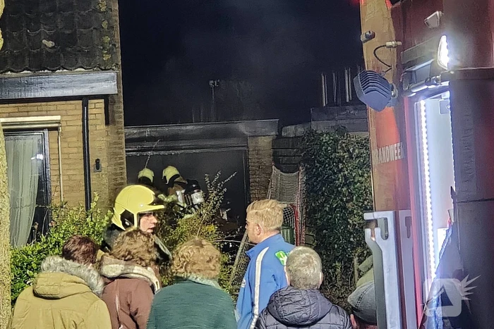 Garage naast woning uitgebrand