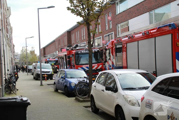 Brandweer groots ingezet voor brand op dak van appartementencomplex