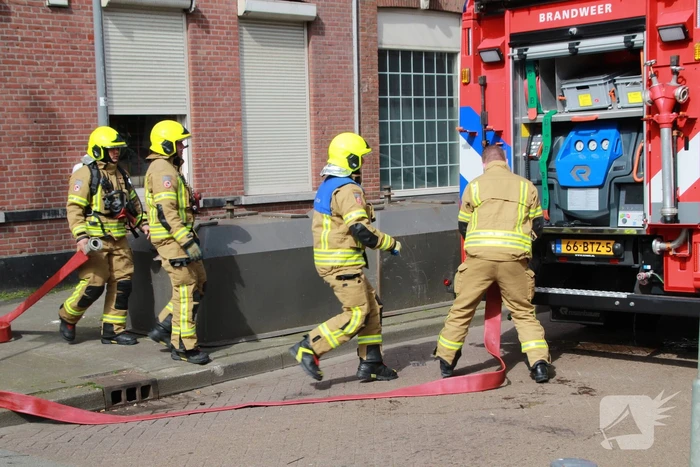 Brandweer groots ingezet voor brand op dak van appartementencomplex