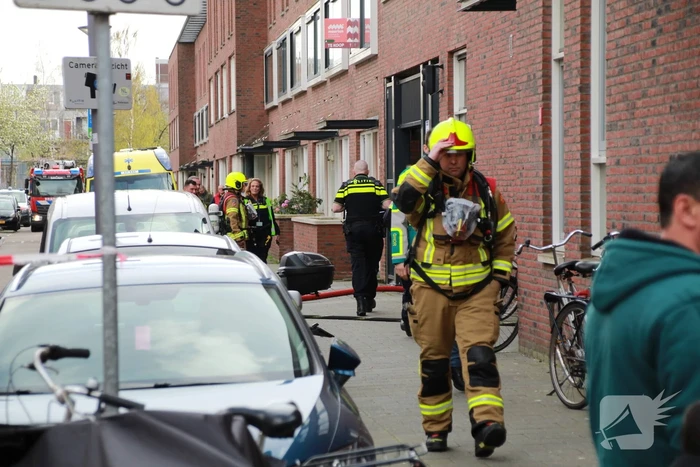 Brandweer groots ingezet voor brand op dak van appartementencomplex