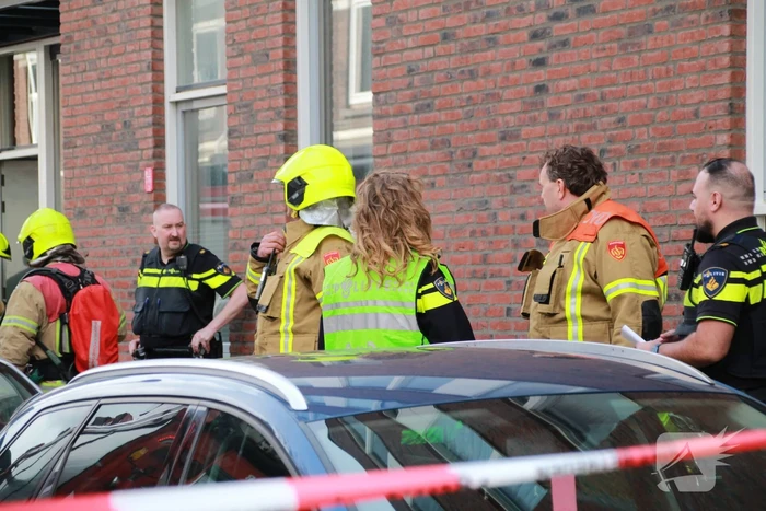 Brandweer groots ingezet voor brand op dak van appartementencomplex