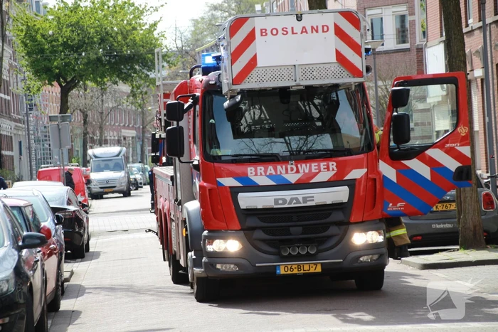 Brandweer groots ingezet voor brand op dak van appartementencomplex