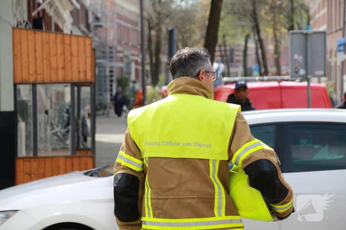 Brandweer groots ingezet voor brand op dak van appartementencomplex