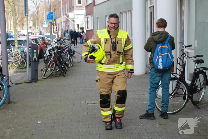 Brandweer groots ingezet voor brand op dak van appartementencomplex
