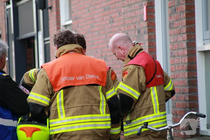 Brandweer groots ingezet voor brand op dak van appartementencomplex