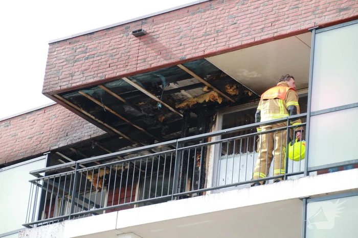 Brandweer groots ingezet voor brand op dak van appartementencomplex