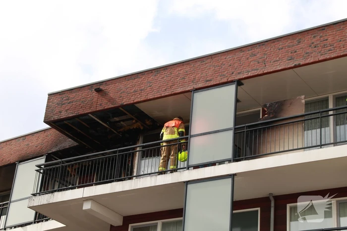 Brandweer groots ingezet voor brand op dak van appartementencomplex