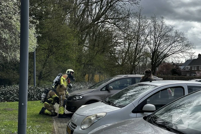 Brandweer ingezet voor smeulend isolatie materiaal onder motorkap
