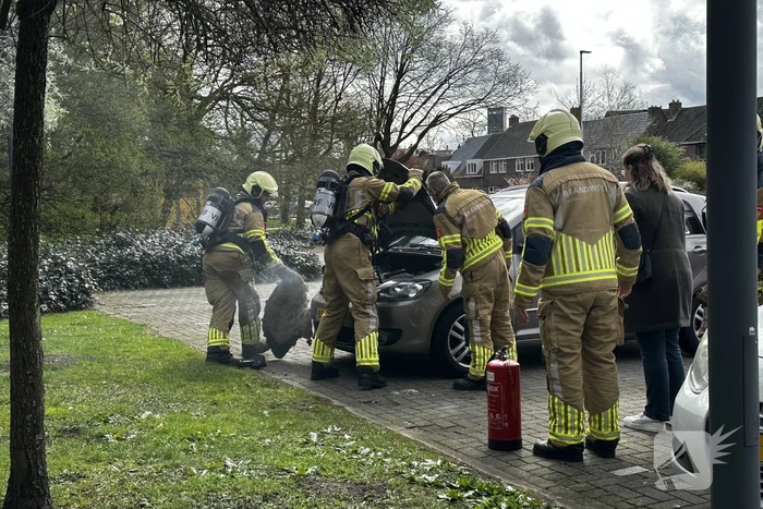 Brandweer ingezet voor smeulend isolatie materiaal onder motorkap