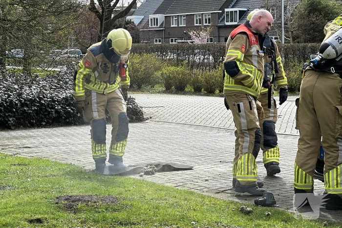 Brandweer ingezet voor smeulend isolatie materiaal onder motorkap