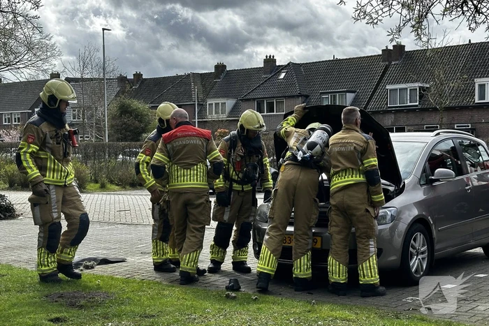 Brandweer ingezet voor smeulend isolatie materiaal onder motorkap