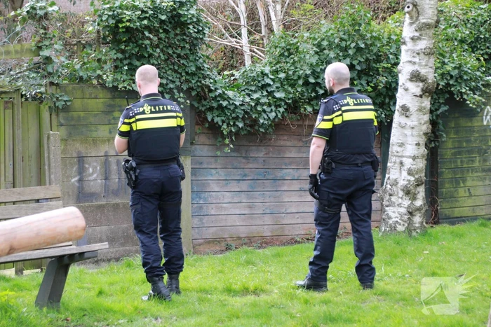 Politie valt woning binnen na melding steekpartij