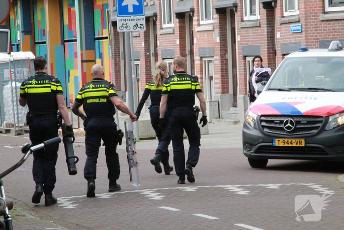Politie valt woning binnen na melding steekpartij