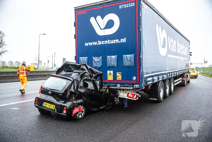 Automobilist overleden na botsing met vrachtwagen