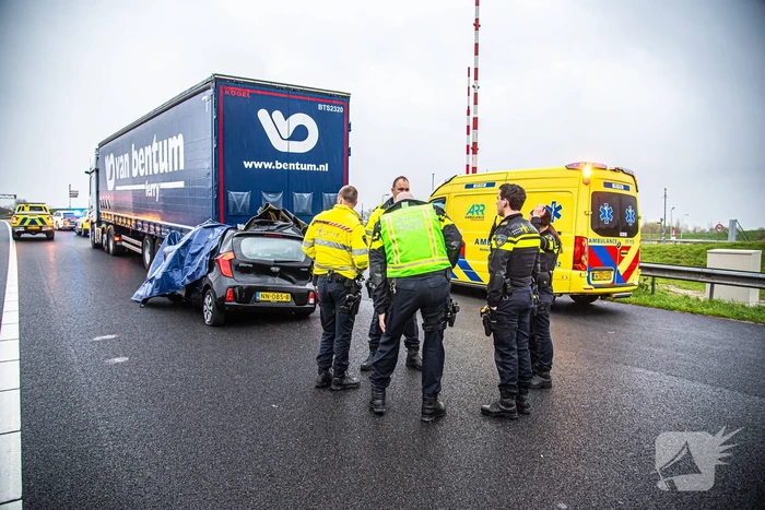 Automobilist overleden na botsing met vrachtwagen