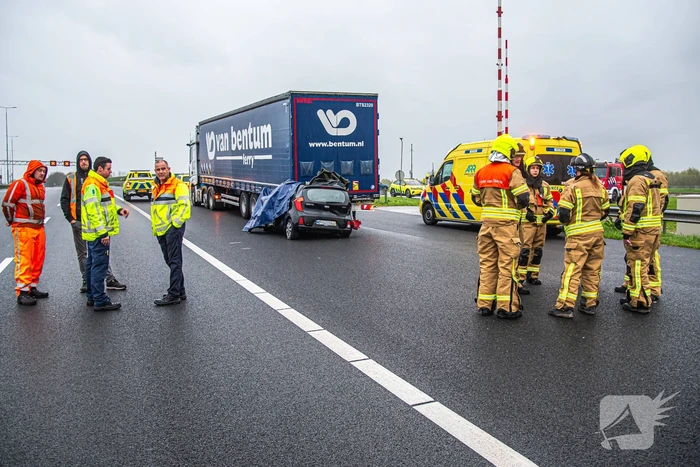 Automobilist overleden na botsing met vrachtwagen