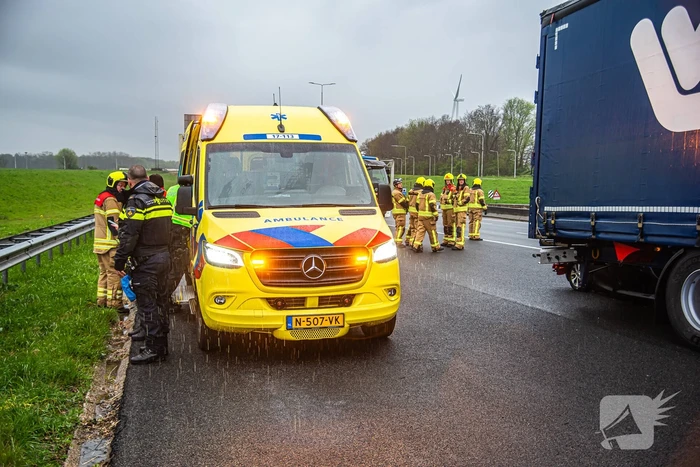 Automobilist overleden na botsing met vrachtwagen