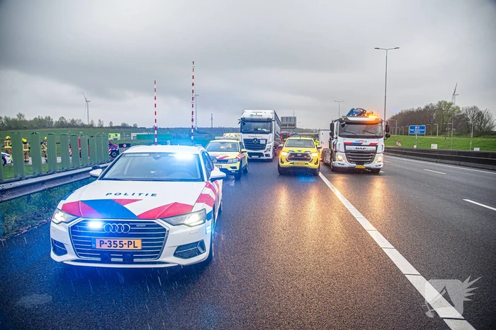 Automobilist overleden na botsing met vrachtwagen