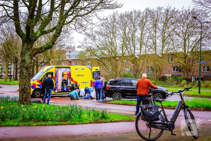 Fietser en automobilist botsen met elkaar
