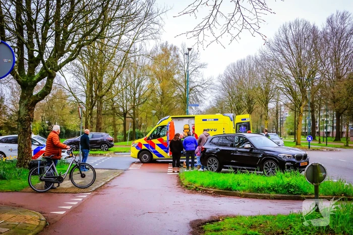 Fietser en automobilist botsen met elkaar