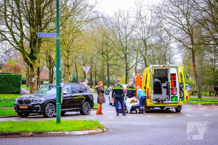 Fietser en automobilist botsen met elkaar
