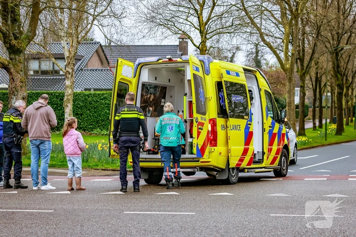 Fietser en automobilist botsen met elkaar