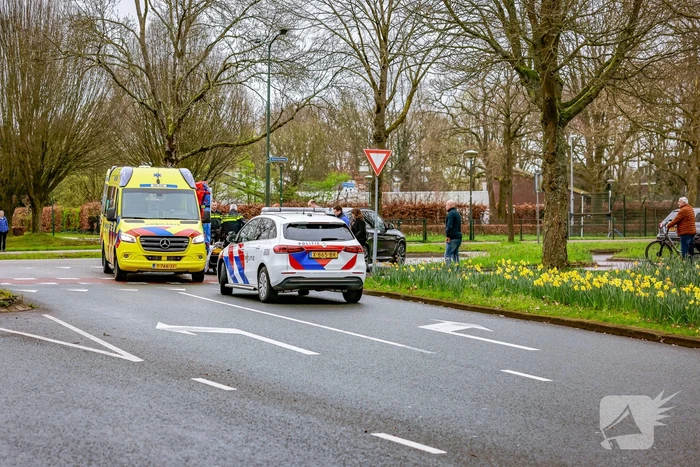 Fietser en automobilist botsen met elkaar