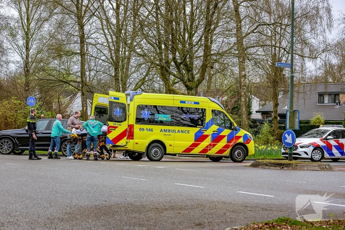 Fietser en automobilist botsen met elkaar