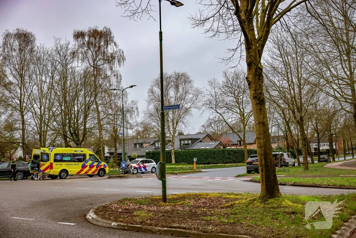 Fietser en automobilist botsen met elkaar