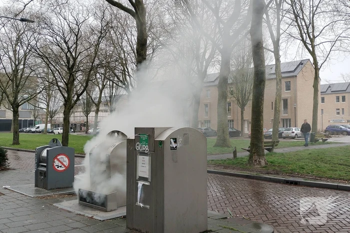 Flinke rookontwikkeling door brand in ondergrondse container