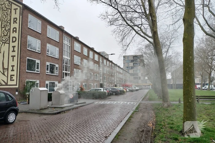 Flinke rookontwikkeling door brand in ondergrondse container
