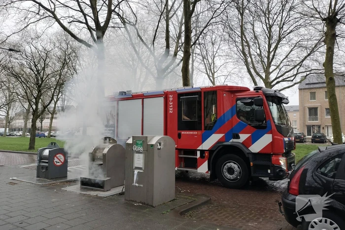Flinke rookontwikkeling door brand in ondergrondse container