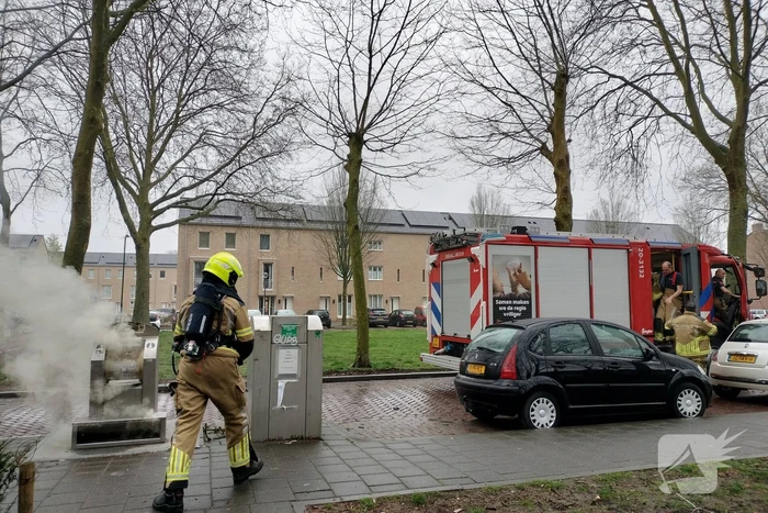 Flinke rookontwikkeling door brand in ondergrondse container