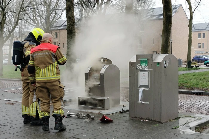 Flinke rookontwikkeling door brand in ondergrondse container