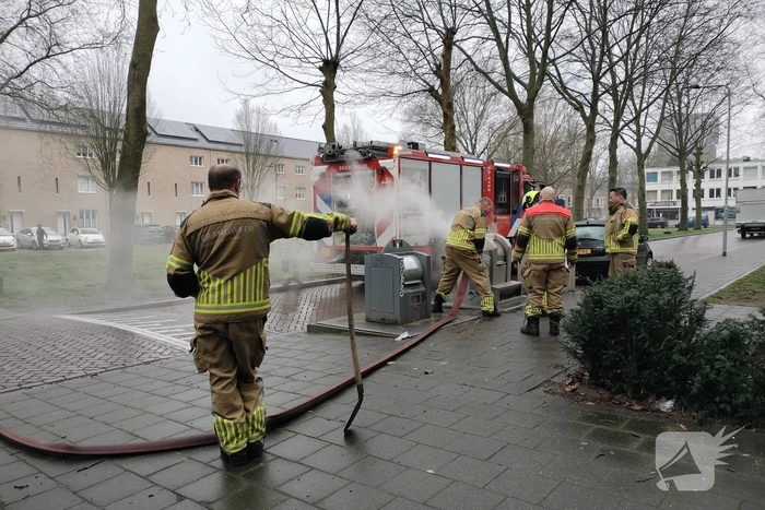 Flinke rookontwikkeling door brand in ondergrondse container