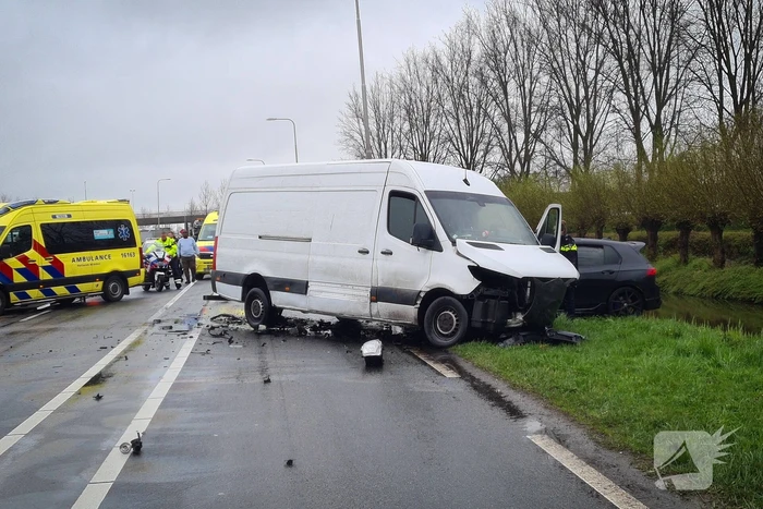 Veel schade bij botsing tussen bestelbus en personenwagen