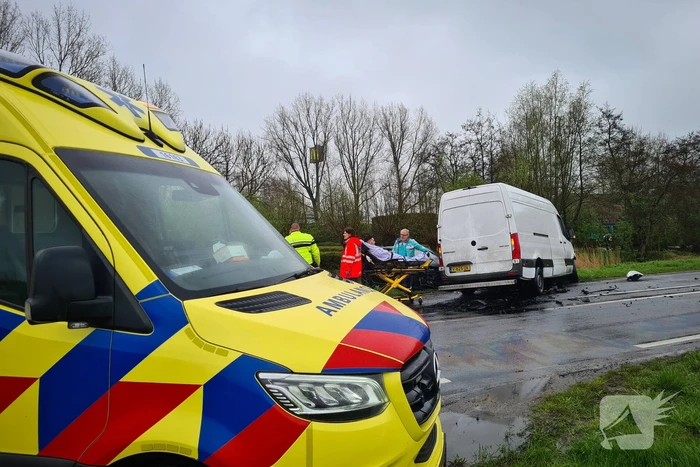 Veel schade bij botsing tussen bestelbus en personenwagen