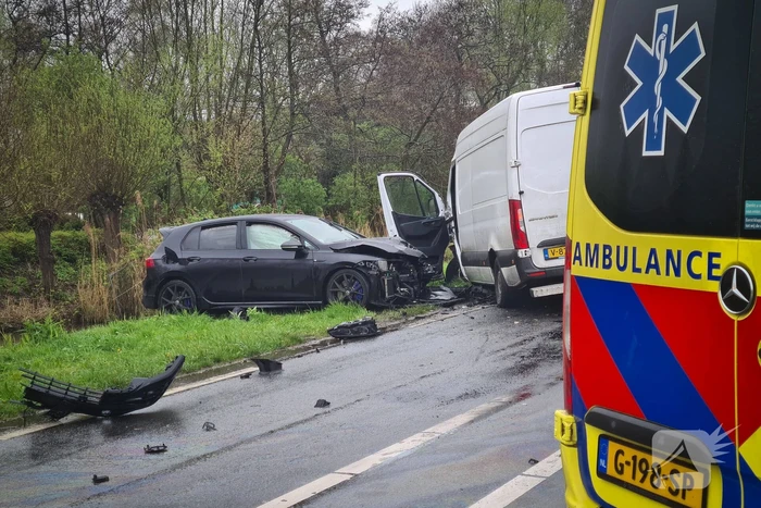 Veel schade bij botsing tussen bestelbus en personenwagen