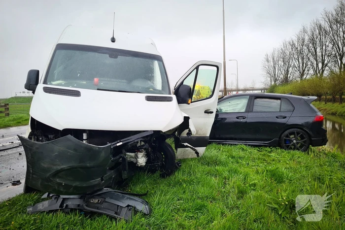 Veel schade bij botsing tussen bestelbus en personenwagen