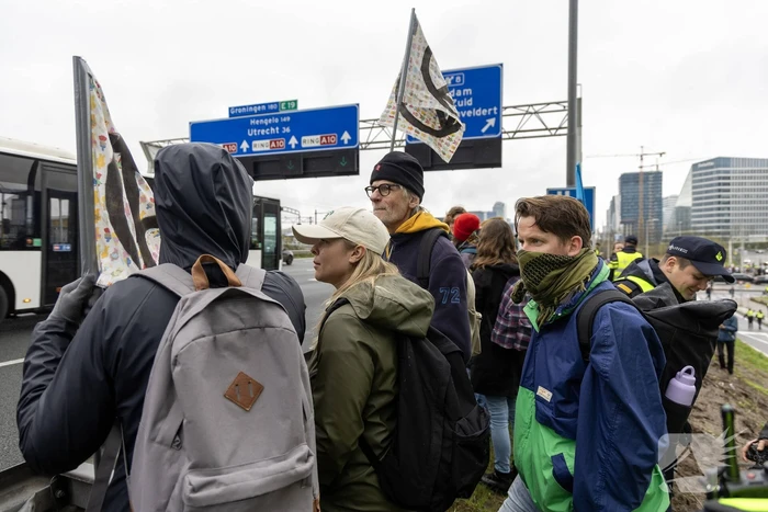 Politie neemt auto's Extinction Rebellion in beslag, blokkade-actie niet gelukt