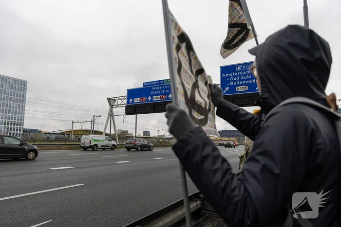 Politie neemt auto's Extinction Rebellion in beslag, blokkade-actie niet gelukt