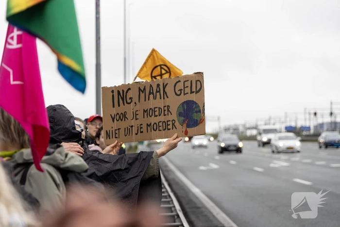 Politie neemt auto's Extinction Rebellion in beslag, blokkade-actie niet gelukt