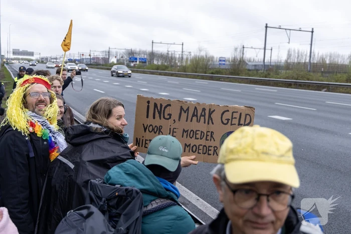 Politie neemt auto's Extinction Rebellion in beslag, blokkade-actie niet gelukt