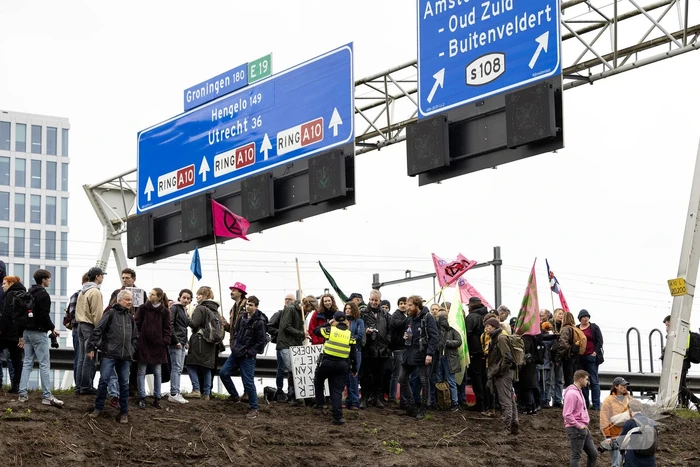 Politie neemt auto's Extinction Rebellion in beslag, blokkade-actie niet gelukt